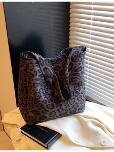 Chic leopard print large capacity tote bag in dark grey canvas for 2024 autumn winter fashion