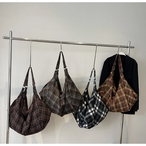 Collection de quatre grands sacs cabas à carreaux en marron, bleu-gris, noir et rouge classique