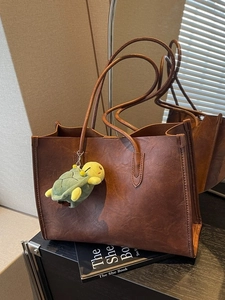 Large Capacity Retro PU Leather Tote Bag For Women Vintage Shoulder Bag With Turtle Charm Casual Daily Shopper Handbag