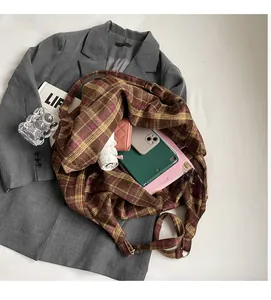 Vue détaillée de l'intérieur du grand sac cabas à carreaux montrant un rangement spacieux