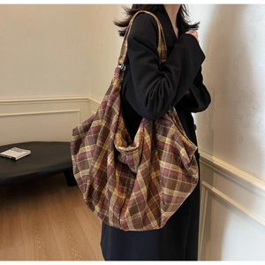 Détail du sac hobo en tissu à carreaux rétro avec motif écossais marron et jaune