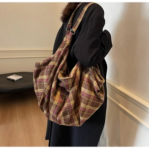 Vue détaillée du grand sac cabas à carreaux en laine avec anneaux métalliques