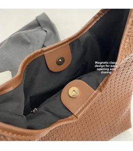 Gros plan sur le fermoir magnétique et la poche intérieure zippée du sac cabas marron