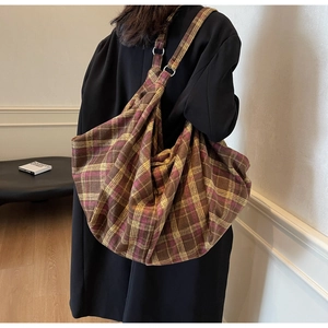 Détail du sac cabas à carreaux colorés avec boucle métallique sur bandoulière large