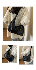 Détail de la bandoulière réglable et texture cuir d'un grand sac hobo noir femme