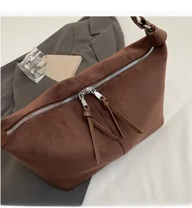 Détail de la double fermeture éclair argentée sur sac cabas en daim marron