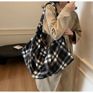 Détail du sac cabas à damier montrant le tissu épais texturé et le design spacieux