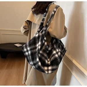 Détail du sac hobo à carreaux noir et blanc avec boucle en métal argenté réglable