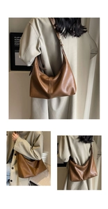 Vue détaillée de la texture en cuir marron souple et de la bandoulière de ce sac hobo