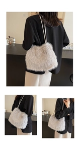 Détail d'un sac seau en fausse fourrure grise avec une tenue de blazer noir chic