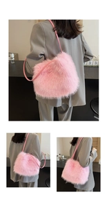 Détails du sac à bandoulière en fausse fourrure rose montrant la texture douce et le style