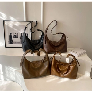 Vue détaillée de quatre sacs hobo en similicuir vintage de couleurs variées sur marches