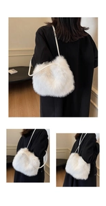 Détail d'un sac à bandoulière en fausse fourrure blanche avec texture moelleuse