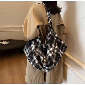 Vue détaillée du grand sac cabas à carreaux noir et blanc et de sa bandoulière large et confortable
