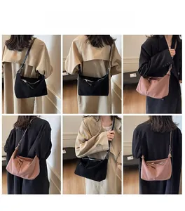 Détail montrant le grand sac fourre-tout en noir et rose porté par le mannequin