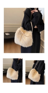Détail d'un sac à bandoulière en fausse fourrure beige porté sur un manteau noir
