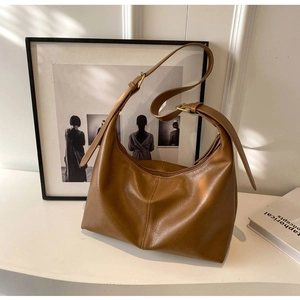 Détail du grand sac seau camel en similicuir de haute qualité avec boucle dorée élégante