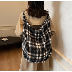 Détail du grand sac cabas à carreaux montrant sa grande capacité et son style hobo