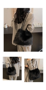 Gros plan sur la texture en fausse fourrure noire et la fine bandoulière en cuir du sac