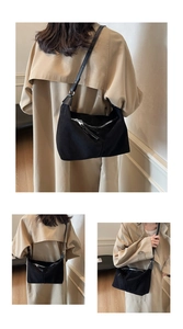 Vue détaillée du sac hobo en daim noir mat avec fermeture éclair argentée et bandoulière cuir