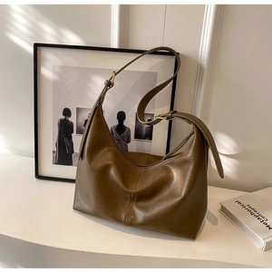 Détail du sac hobo en cuir avec texture litchi de haute qualité et boucle dorée chic