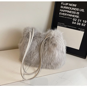 Sac bandoulière chic en peluche gris clair avec fausse fourrure et lanière en cuir
