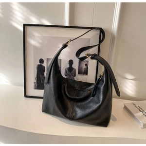 Détail du sac hobo en cuir PU noir avec ferrures dorées et coutures de précision