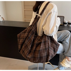 Détail du grand sac cabas à carreaux marron avec bandoulière à boucle métallique ajustable