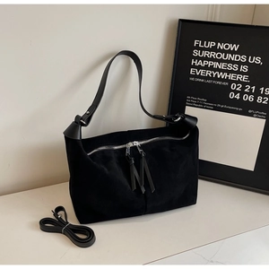 Sac fourre-tout rétro en daim noir mat avec double fermeture et bandoulière longue