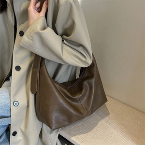 Grand sac hobo en cuir marron au design souple pour un style décontracté et chic