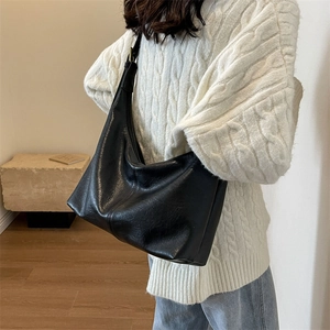Grand sac à bandoulière noir minimaliste en cuir souple pour un style moderne