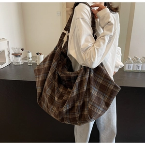 Détail du grand sac cabas à carreaux marron et bleu montrant son tissu épais et souple