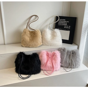 Détail des sacs seaux en peluche en cinq couleurs avec fines bandoulières en cuir