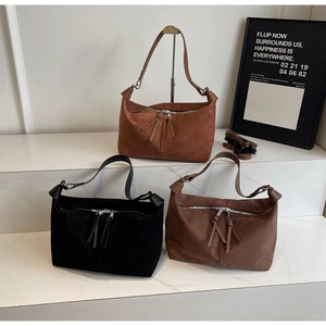 Grand sac cabas rétro en cuir mat avec double fermeture et pompons en marron et noir