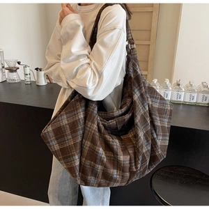 Gros plan d'un grand sac cabas à carreaux montrant la texture douce du tissu épais