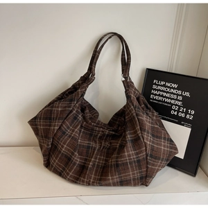 Détail du grand sac cabas hobo à carreaux marron avec anneaux argentés et toile