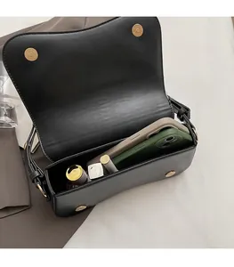 Vue détaillée de l'intérieur du sac en cuir noir avec fermeture magnétique spacieuse