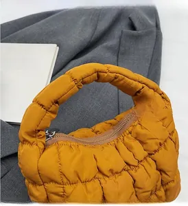 Détail du sac nuage matelassé jaune avec poignée rembourrée et fermeture éclair