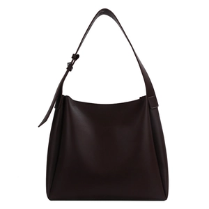 Borsa tote minimalista bordeaux scuro in pelle opaca con ampia tracolla regolabile
