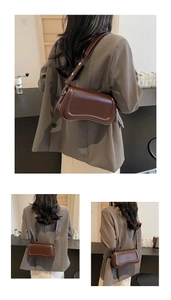 Vue détaillée du sac sous le bras en cuir marron foncé avec design unique à bord ondulé