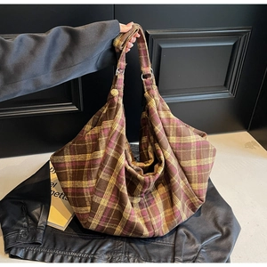 Détail de la texture du tissu du sac cabas à carreaux marron et gingembre classique