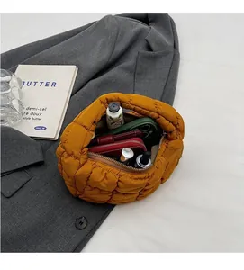 Détail de l'intérieur du sac matelassé jaune montrant l'espace de rangement spacieux