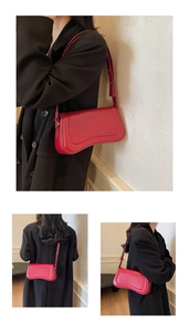 Détail du sac rouge à forme irrégulière avec finition lisse et bandoulière réglable