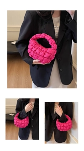 Détail du sac à main nuage matelassé rouge avec texture à carreaux bouffante élégante