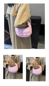 Détails d'un sac nuage matelassé rose porté avec un trench-coat beige élégant