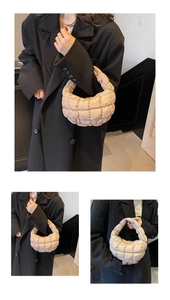 Détail du sac nuage matelassé montrant la texture beige et la matière bouffante