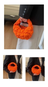 Détail du sac cabas matelassé orange vif avec texture à bulles et poignée de transport