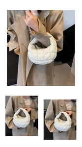 Détail du sac nuage matelassé blanc avec un design élégant de surpiqûres à carreaux