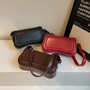 Sacs à bandoulière minimalistes en cuir noir, bordeaux et marron avec rabat magnétique