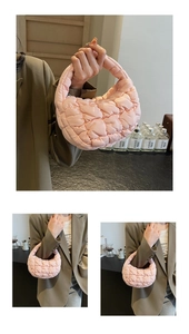 Vue détaillée du sac nuage matelassé rose avec texture bouffante et tissu satiné élégant